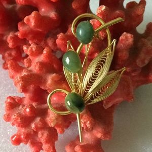 Vintage jade gold brooch